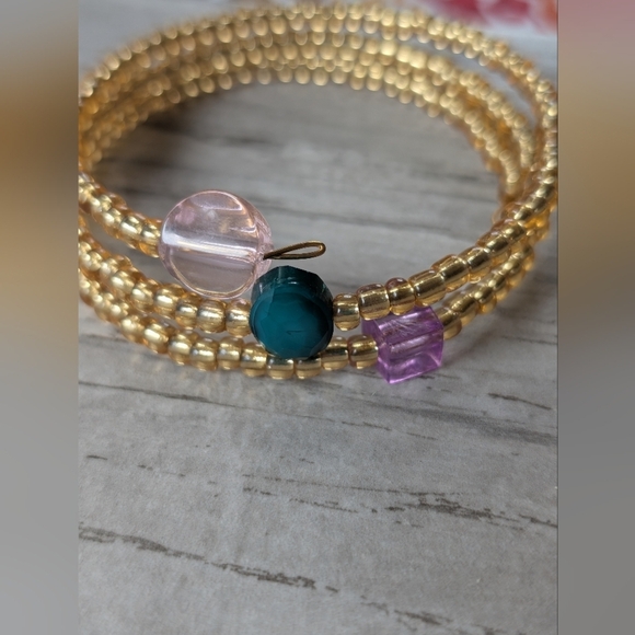 Handmade gold seed bead memory wire wrap bracelet - Picture 2 of 5